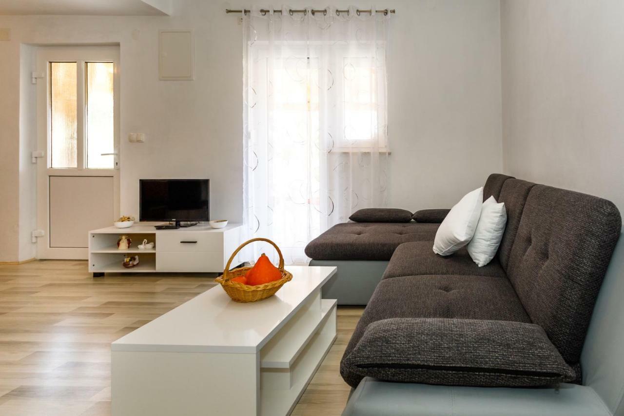 Apartman Dobrila Vrh  Buitenkant foto