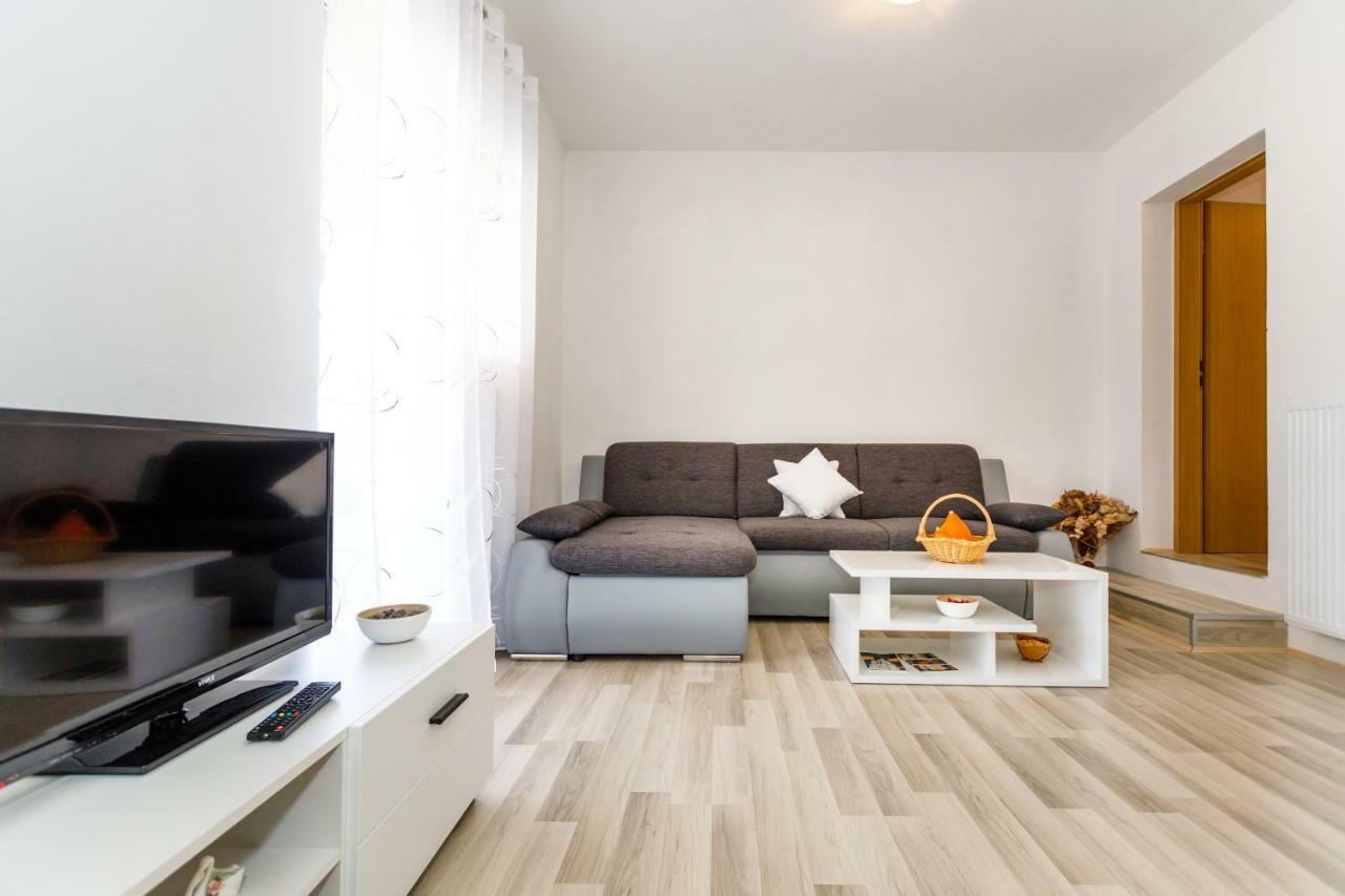 Apartman Dobrila Vrh  Buitenkant foto